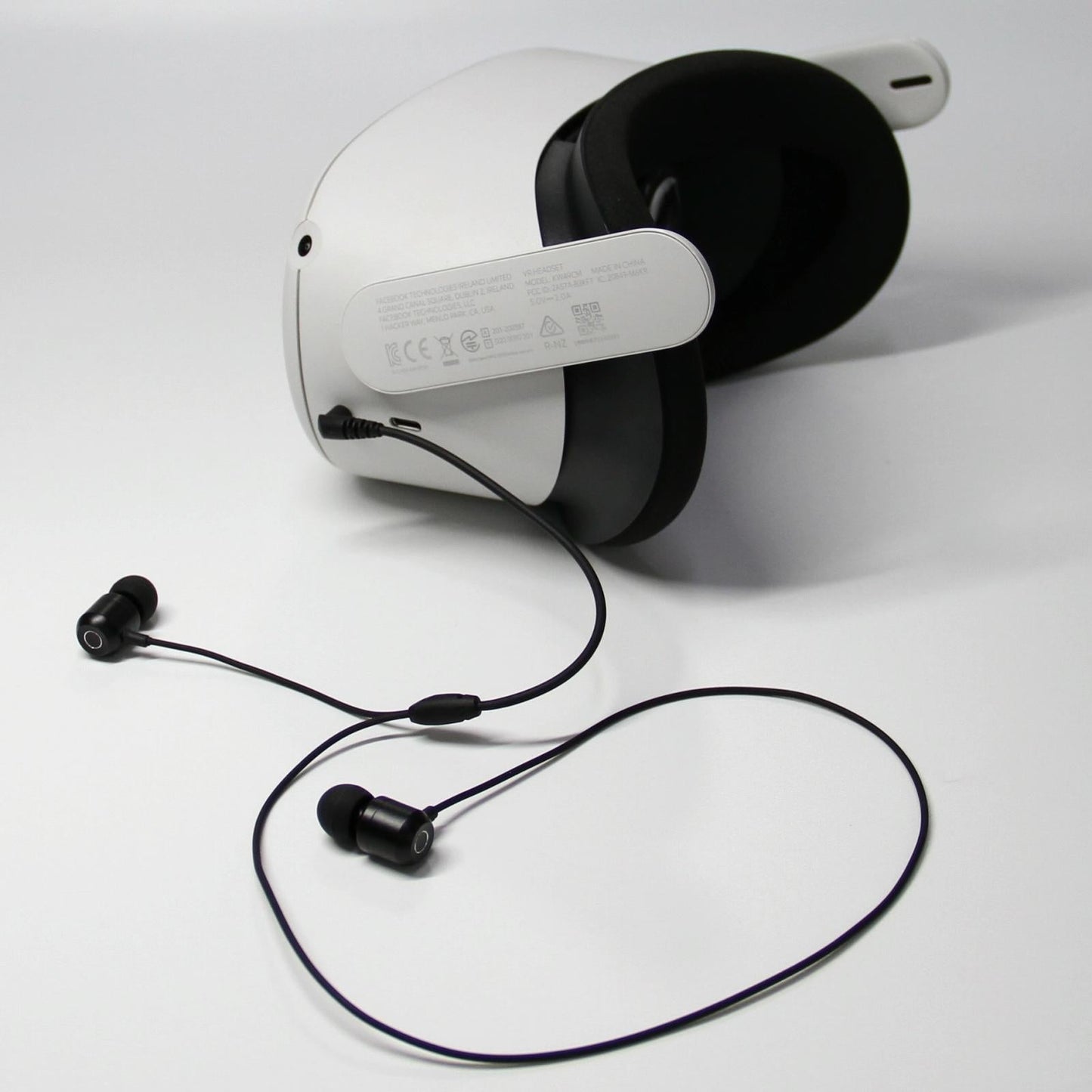 Aluminum 3.5mm Earbuds for Meta Quest 2 - Compact and Durable - White
