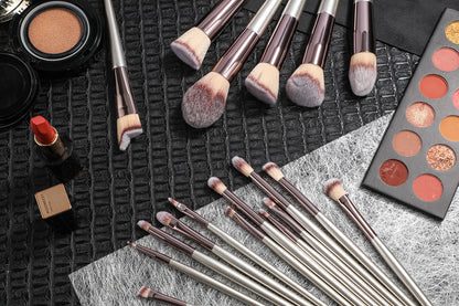 Pink 18-Piece Makeup Brush Set - Professional Synthetic Fiber Brushes with Wooden Handles for Flawless Beauty
